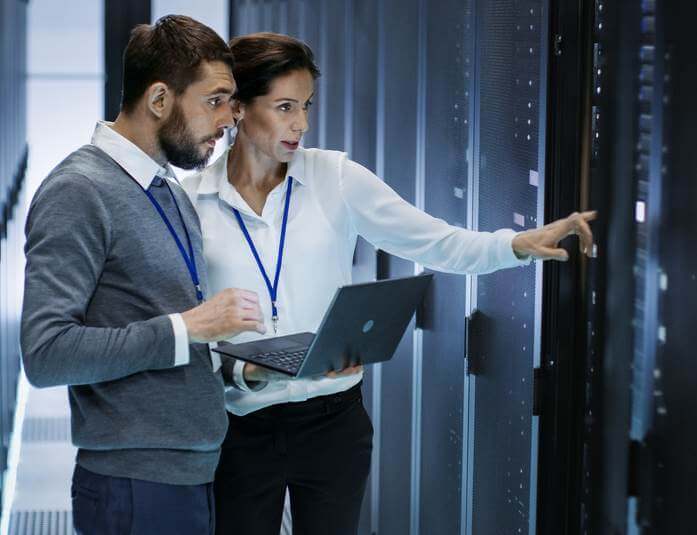 homem e mulher analisando data center